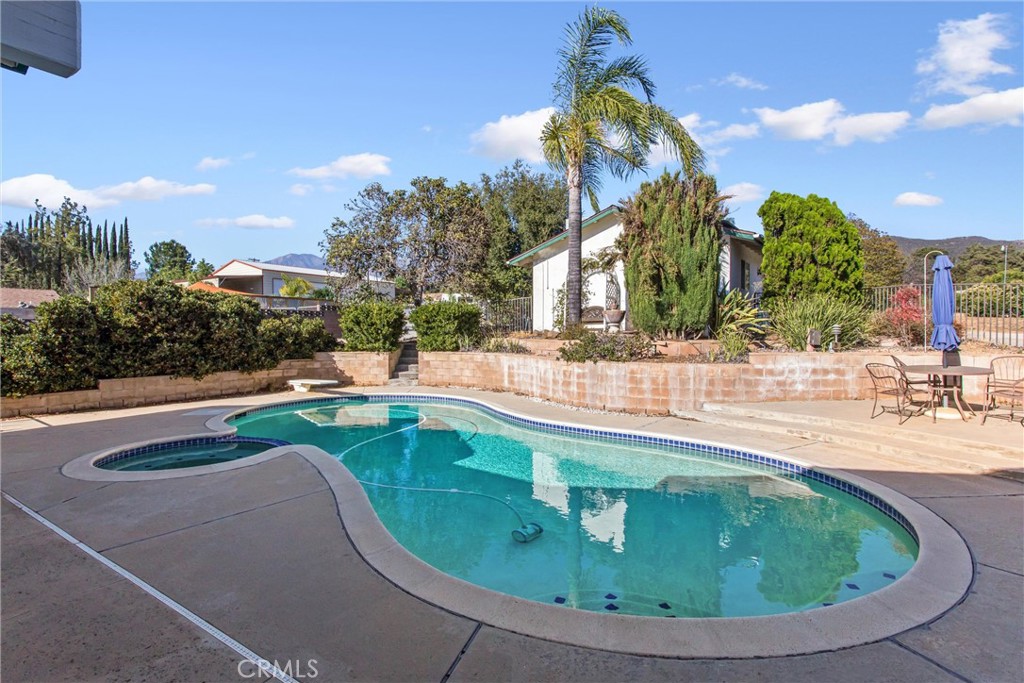 1041 Holmes Property Photo 32