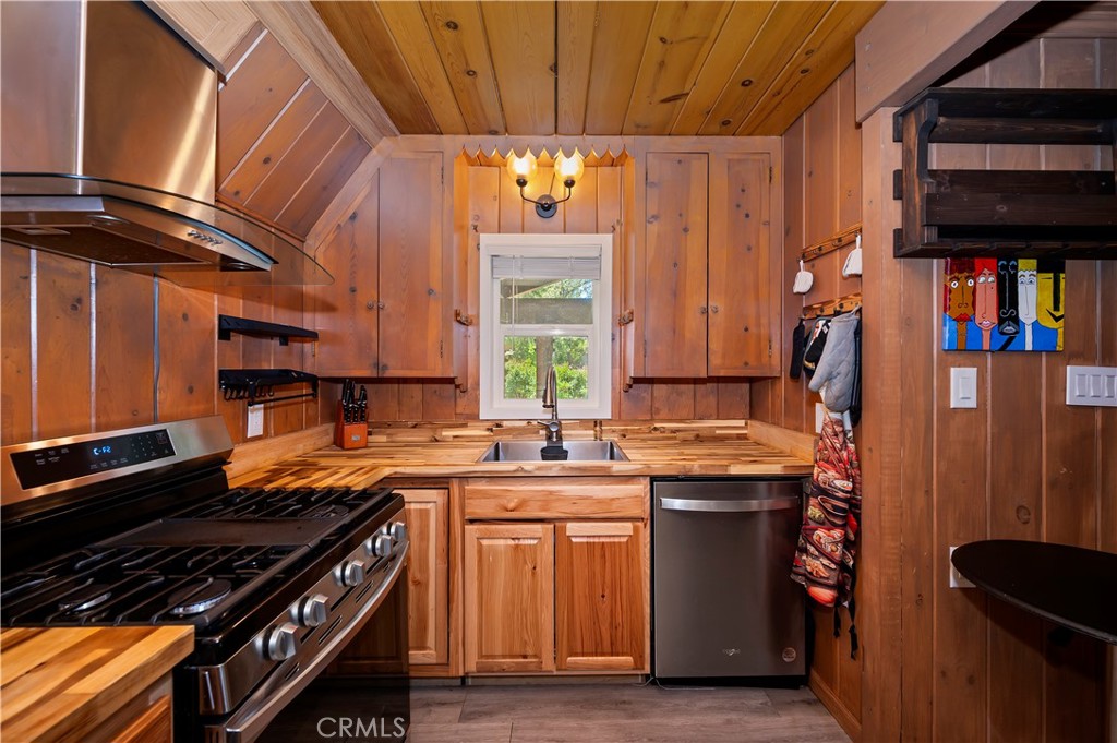 311 Hemlock Property Photo 14