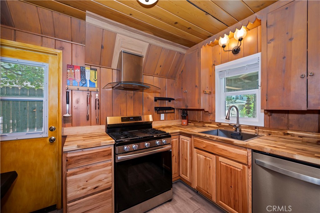 311 Hemlock Property Photo 16
