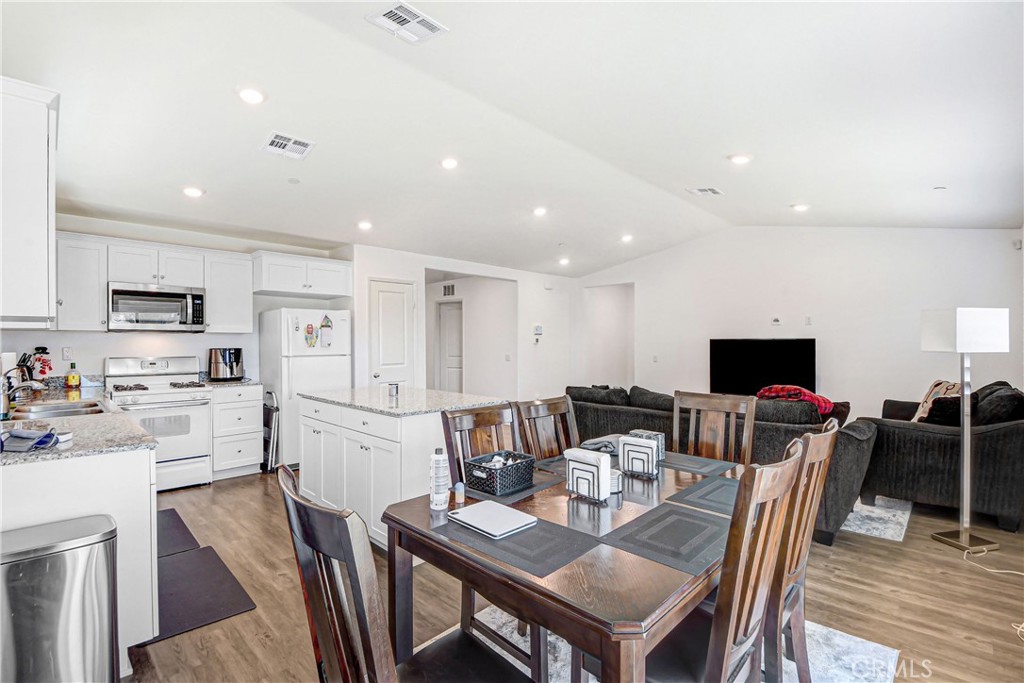 584 Directo Property Photo 6