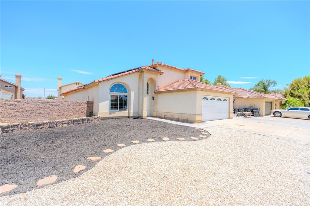 1060 Pertano Property Photo 3