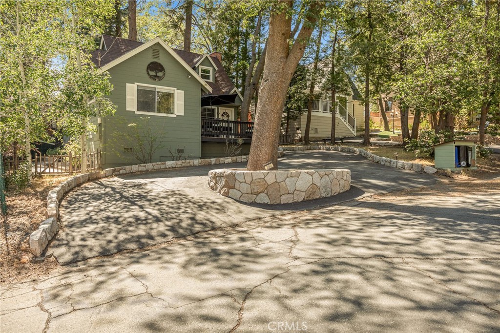 380 Hemlock Property Photo 2