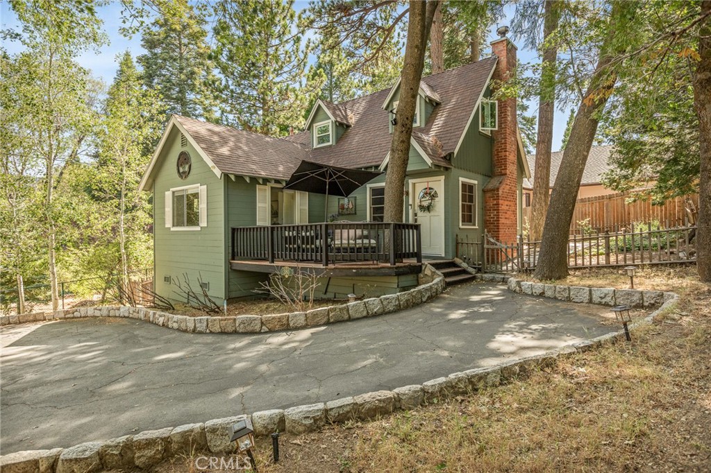 380 Hemlock Property Photo 2