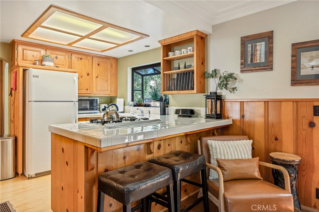 380 Hemlock Property Photo 7