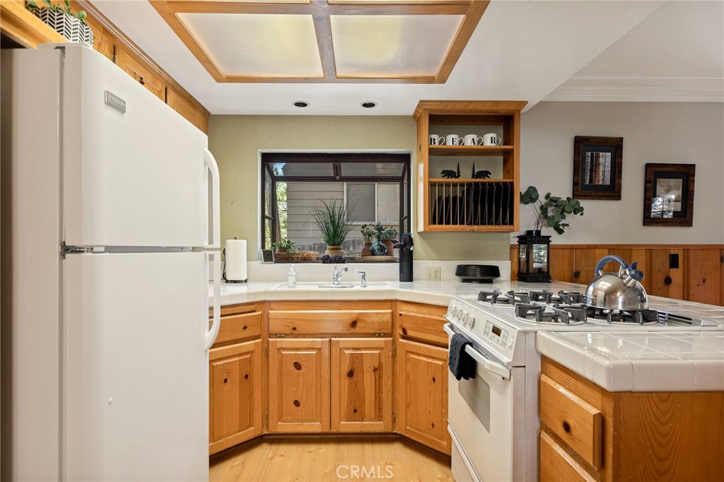 380 Hemlock Property Photo 8