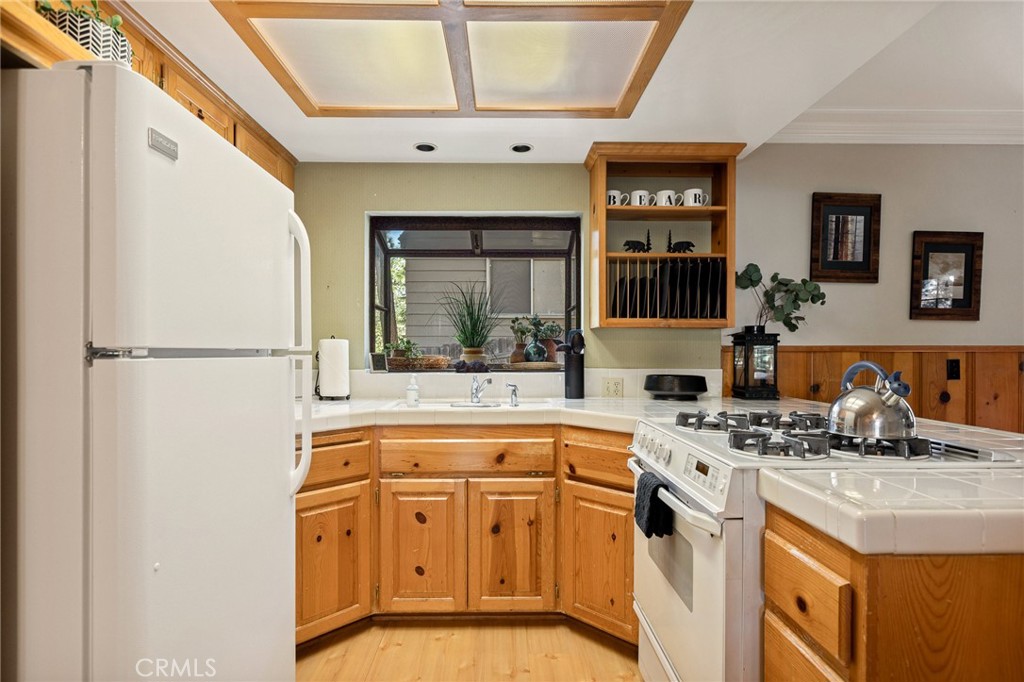 380 Hemlock Property Photo 8