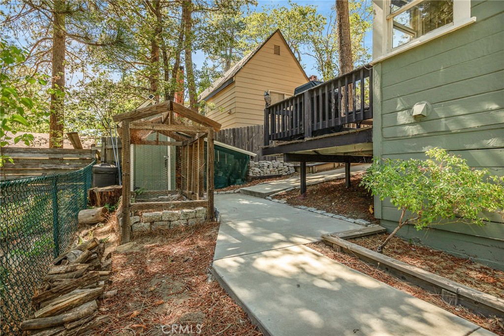380 Hemlock Property Photo 18