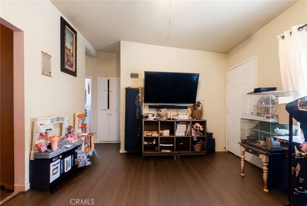 538 S Fetterly Avenue Property Photo 11