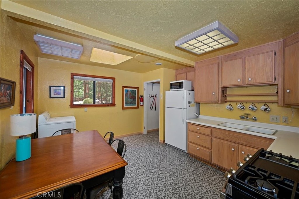 840 Elm Property Photo 8