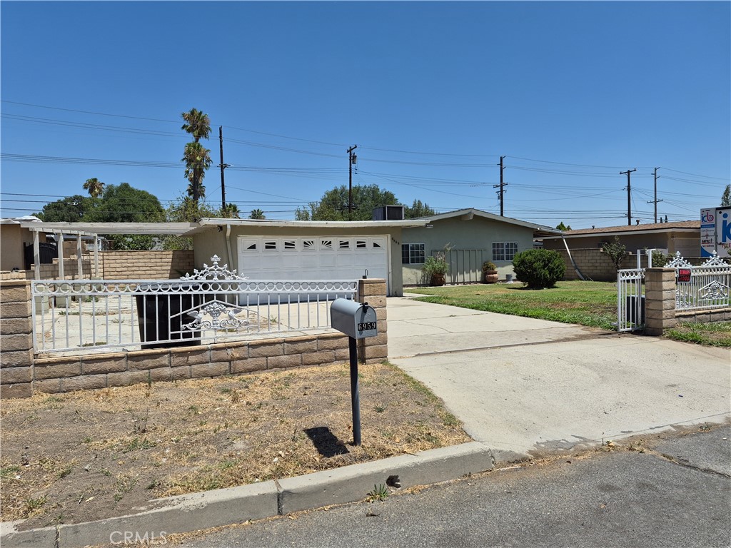 6959 Newbury Property Photo 2
