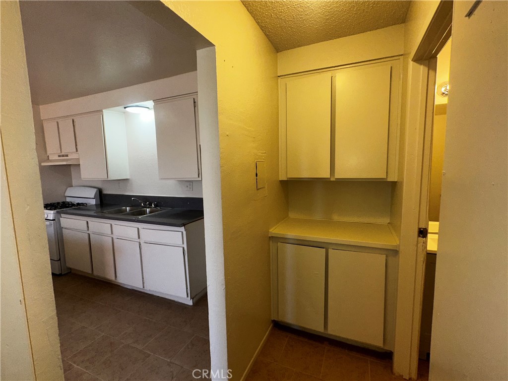 11661 11665 White Avenue 4 Property Photo 6