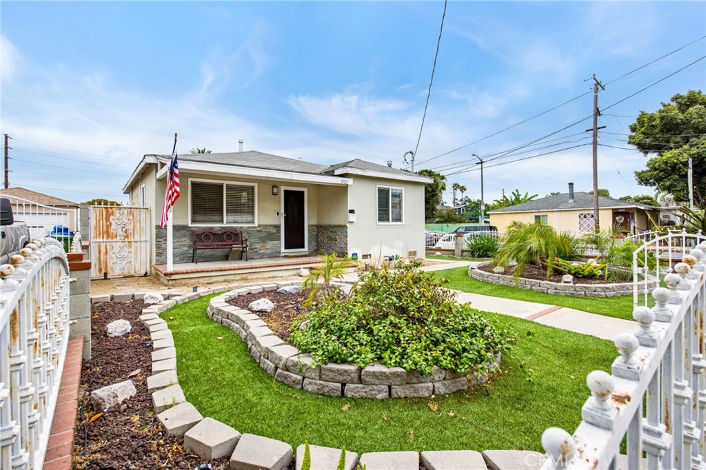 1502 Lakme Avenue Property Photo 2
