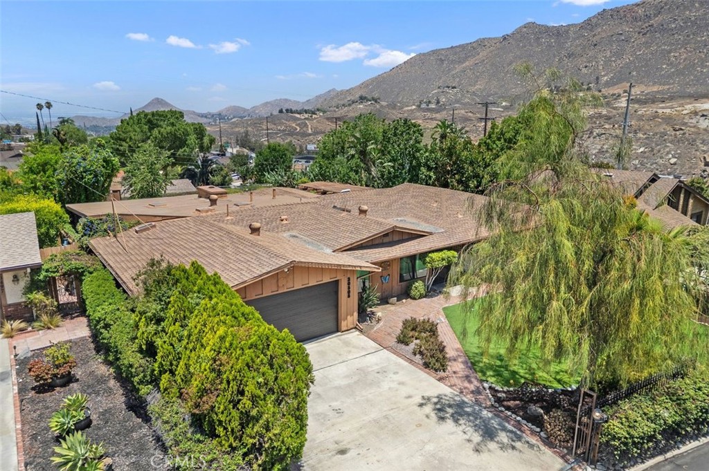 20505 Claremont Avenue Property Photo 3