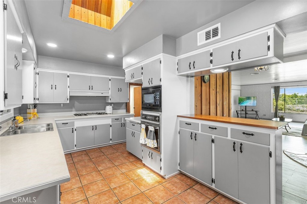 20505 Claremont Avenue Property Photo 17
