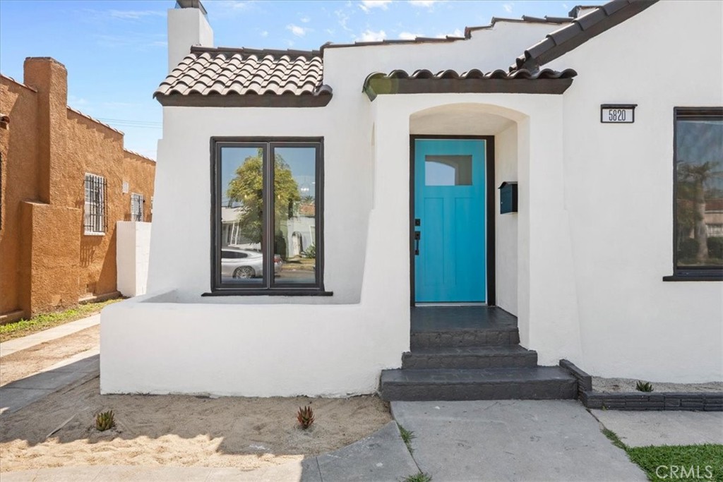 5820 S Van Ness Property Photo 4