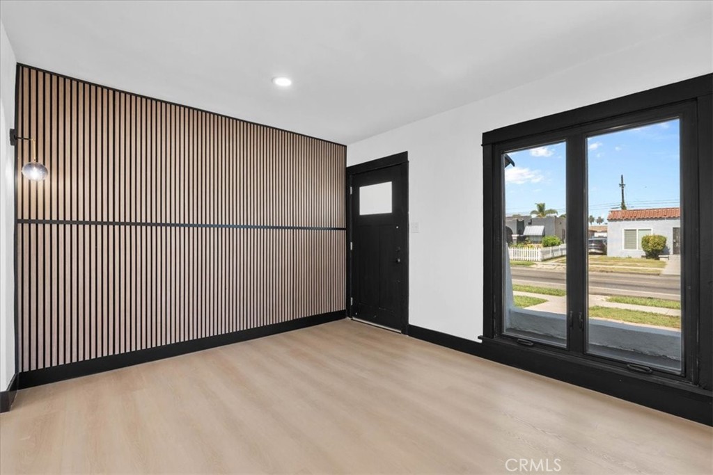5820 S Van Ness Property Photo 7