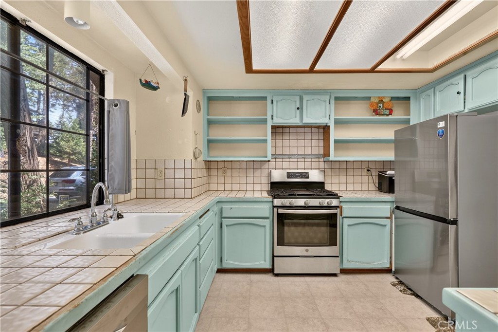 1039 Lausanne Property Photo 4