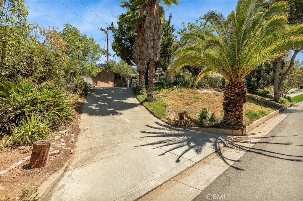 940 Carob Property Photo 4