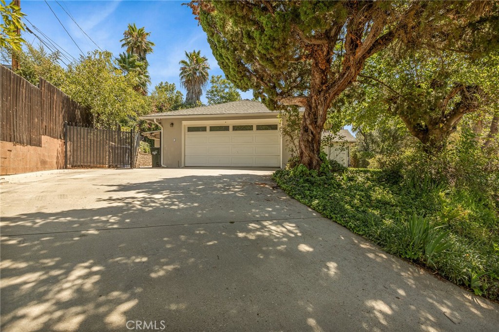 940 Carob Property Photo 5