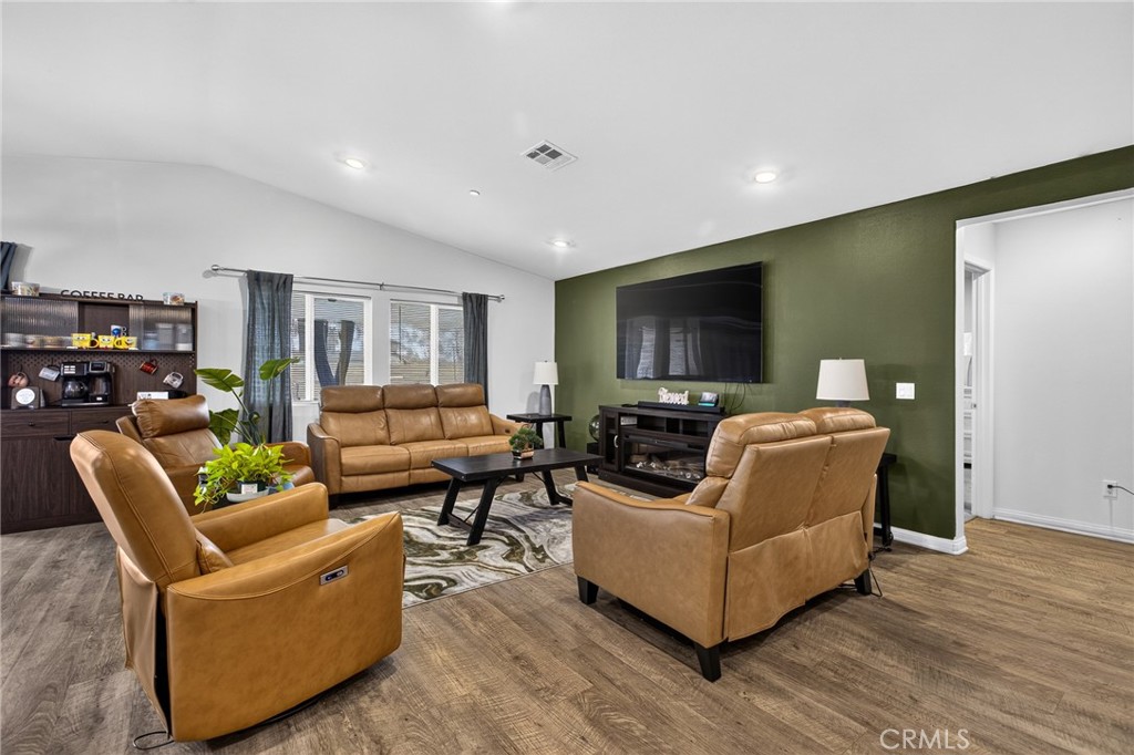 693 Rose Thorn Property Photo 4
