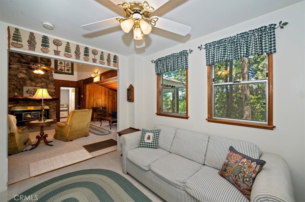 563 E Victoria Court Property Photo 5