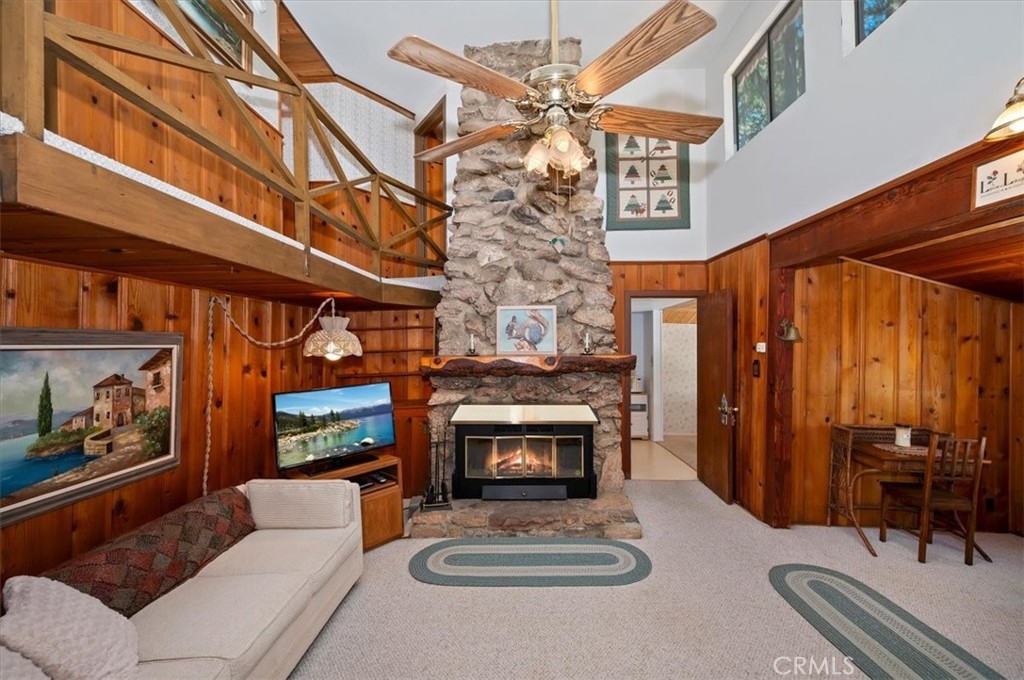 563 E Victoria Court Property Photo 6