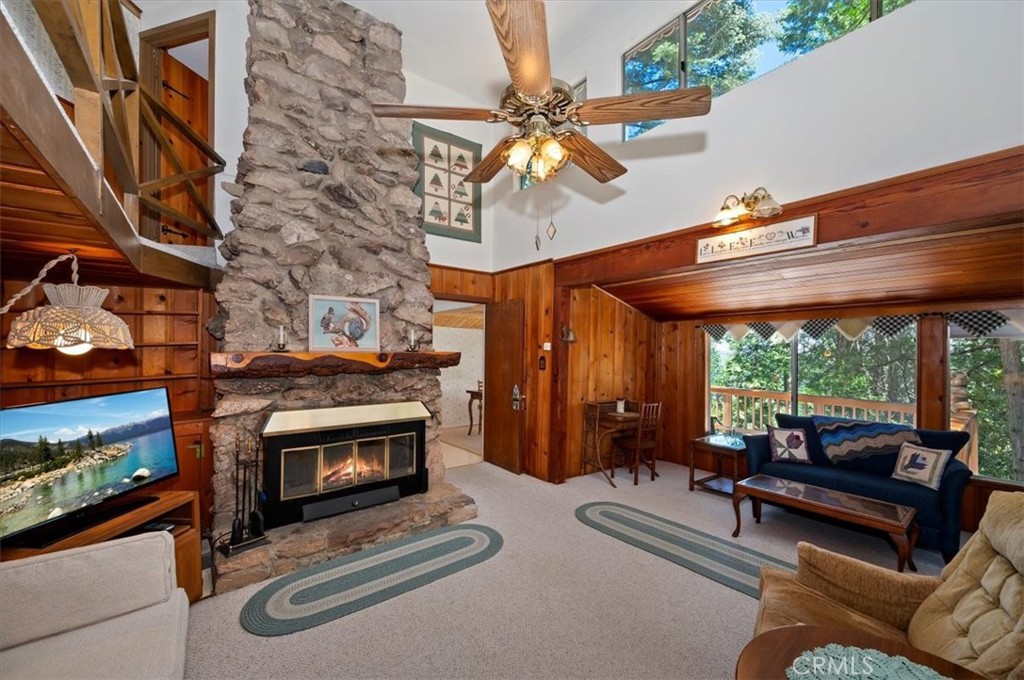 563 E Victoria Court Property Photo 9