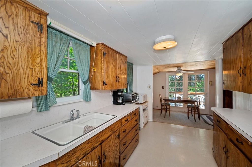 563 E Victoria Court Property Photo 14
