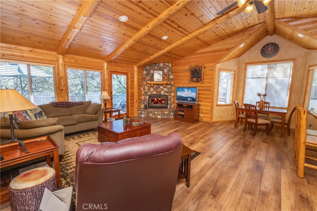 617 Villa Grove Property Photo 3