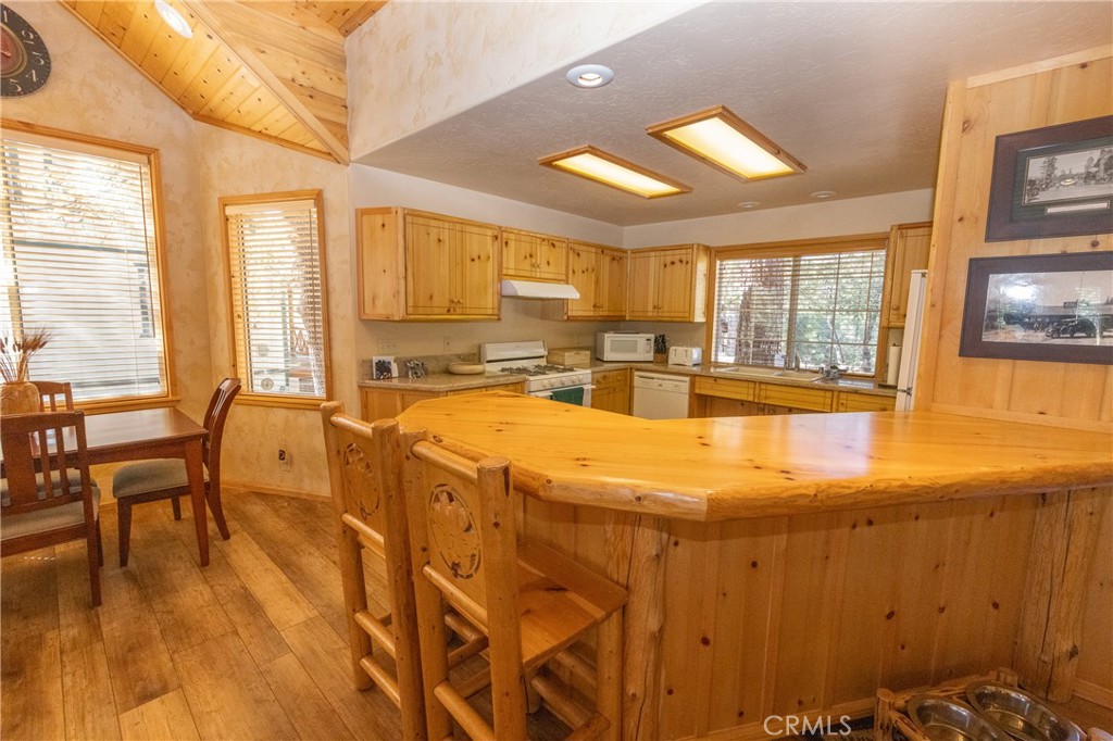 617 Villa Grove Property Photo 4