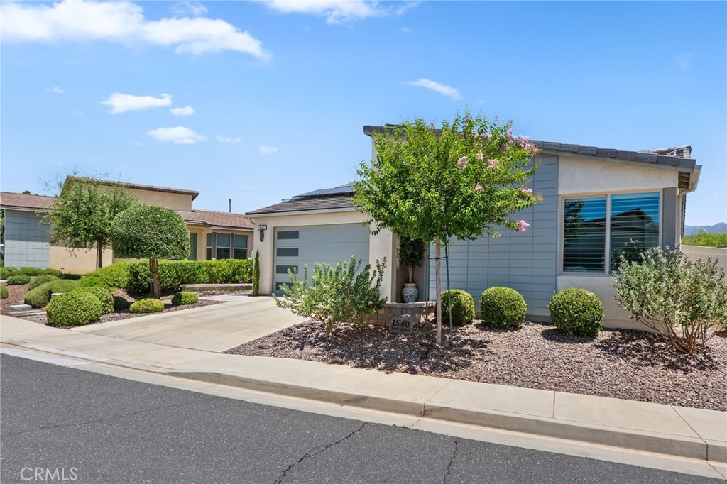 1540 Glenbright Property Photo 3