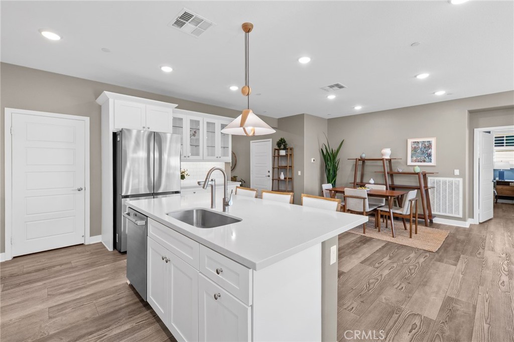 1540 Glenbright Property Photo 7