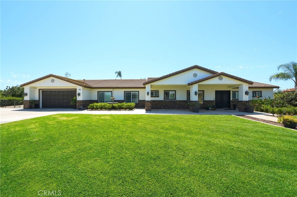 5685 Oak Tree Cir Property Photo