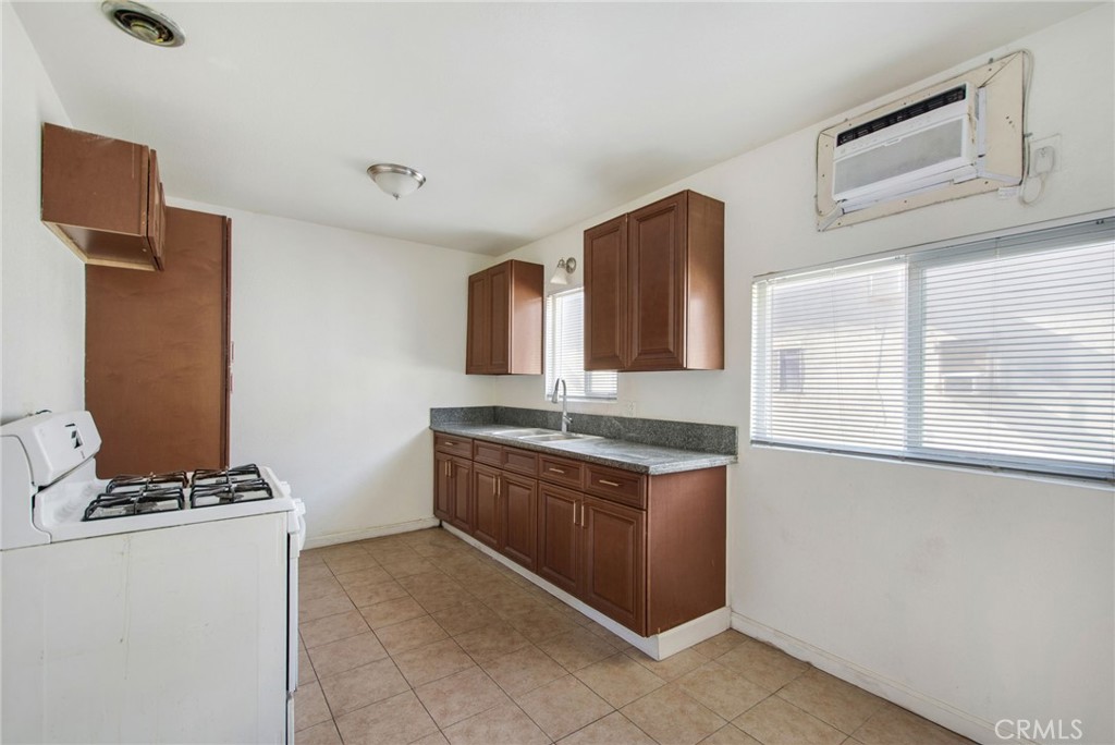529 W 25th Street Property Photo 2