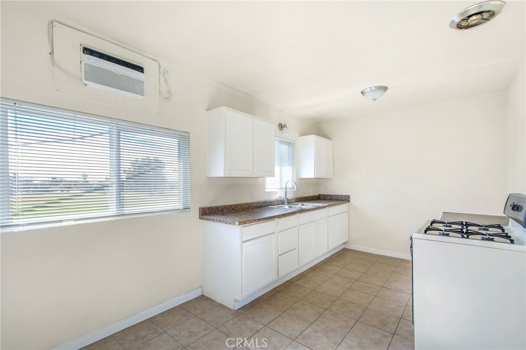 529 W 25th Street Property Photo 8