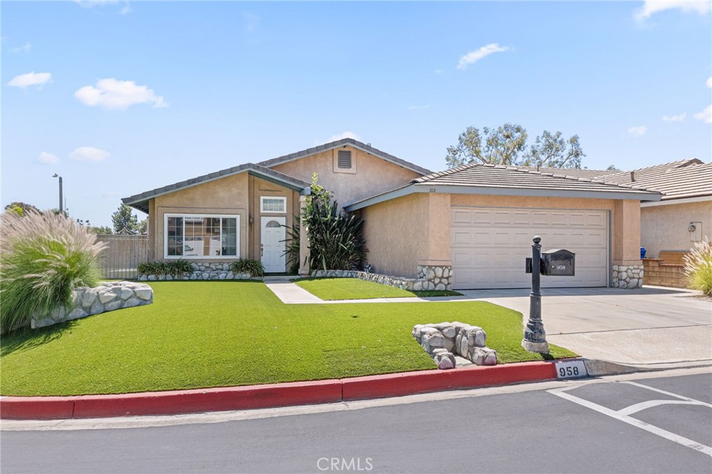 958 Falcon View Property Photo 1