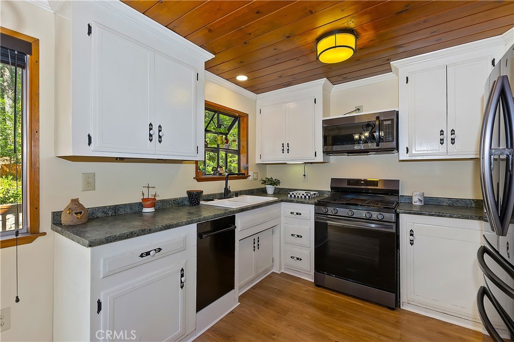 863 Oak Property Photo 8
