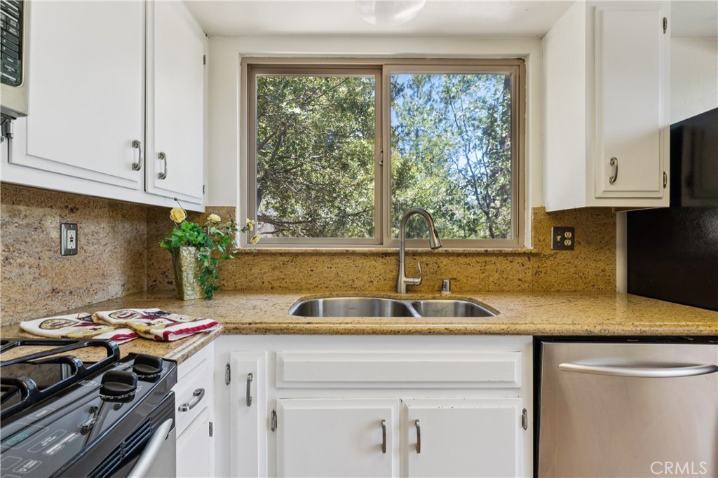 27711 Alpen Property Photo 10
