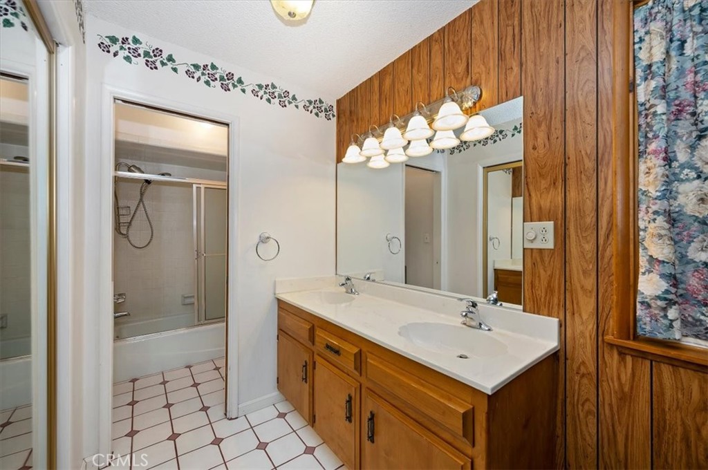 1050 Jungfrau Property Photo 23