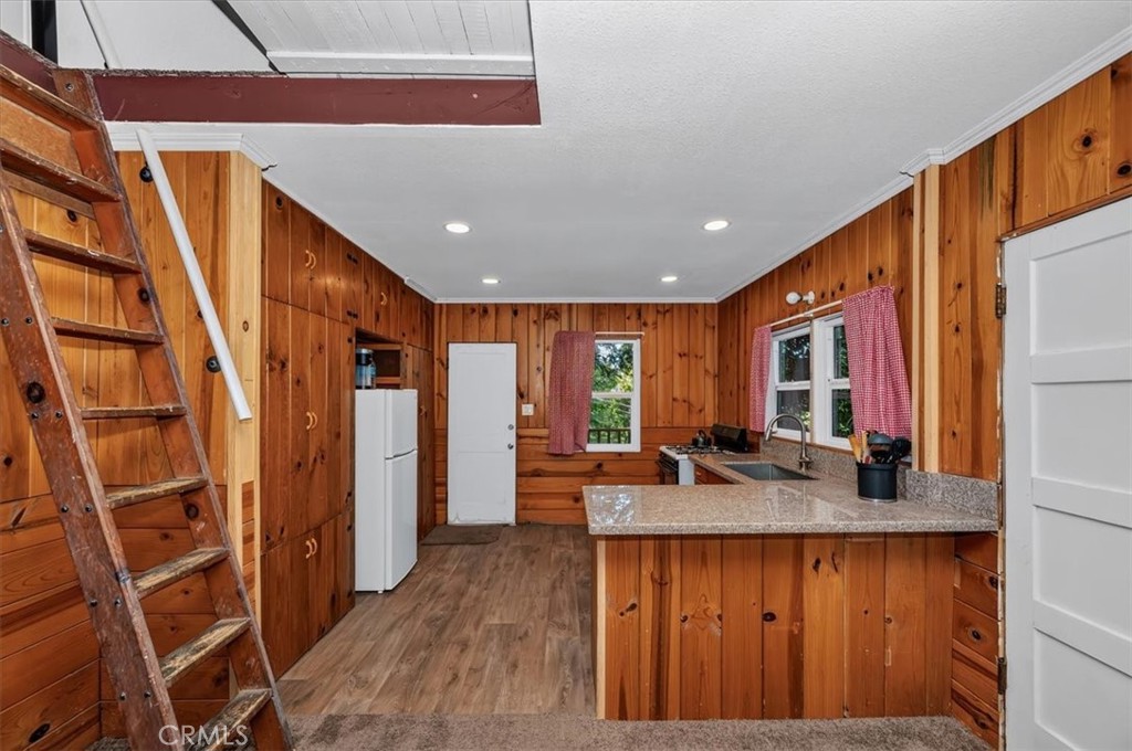 22421 Pine Property Photo 6