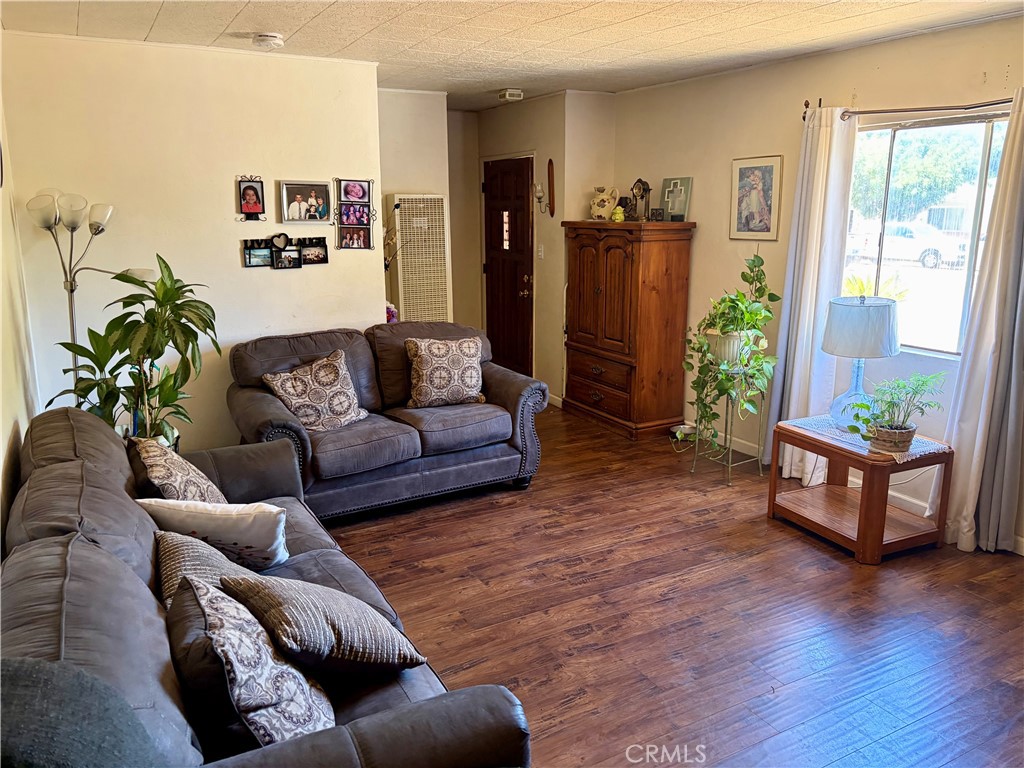 1218 Elm Property Photo 3