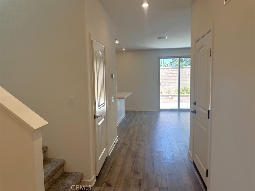 1014 W Buttercup Property Photo 3