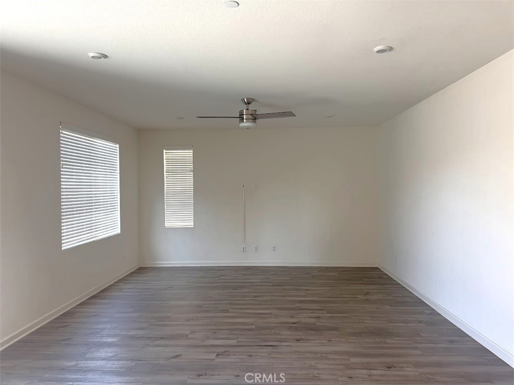1014 W Buttercup Property Photo 4