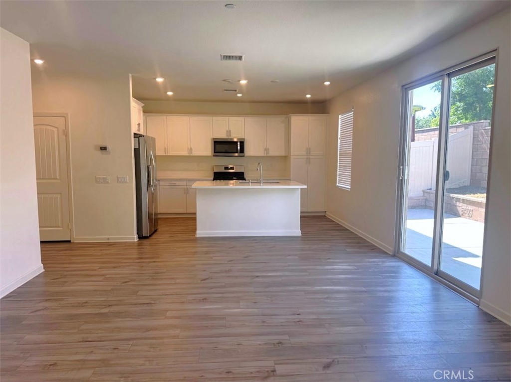 1014 W Buttercup Property Photo 5