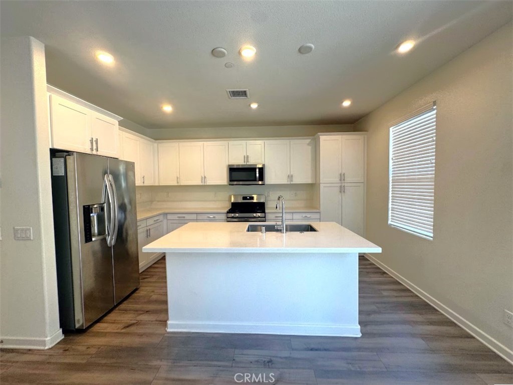 1014 W Buttercup Property Photo 6
