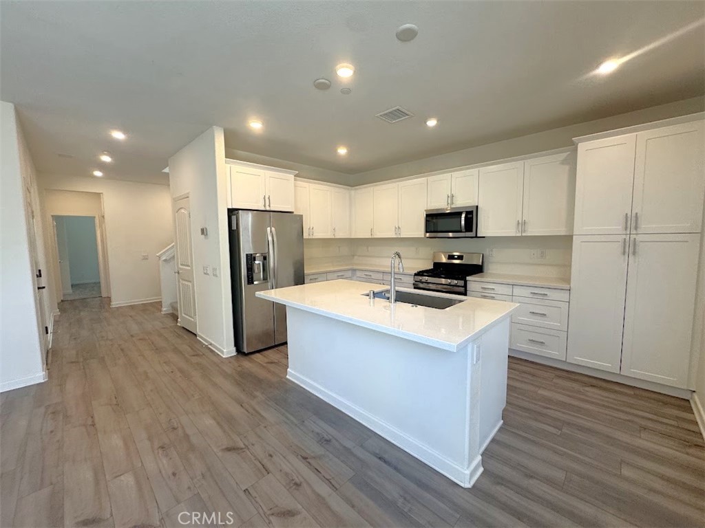 1014 W Buttercup Property Photo 7