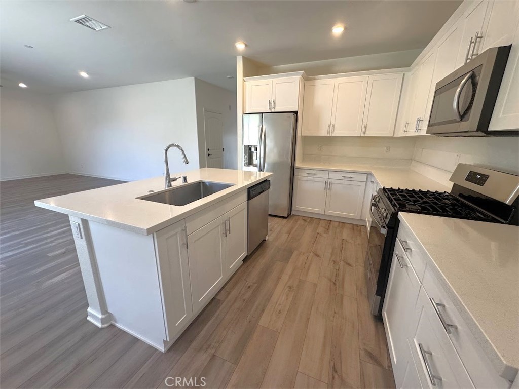 1014 W Buttercup Property Photo 8