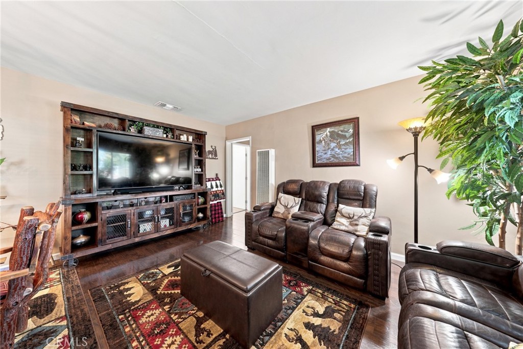 472 Laraine Property Photo 5