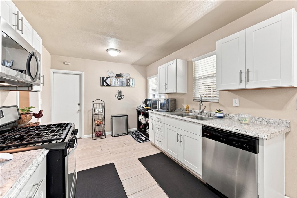 472 Laraine Property Photo 16