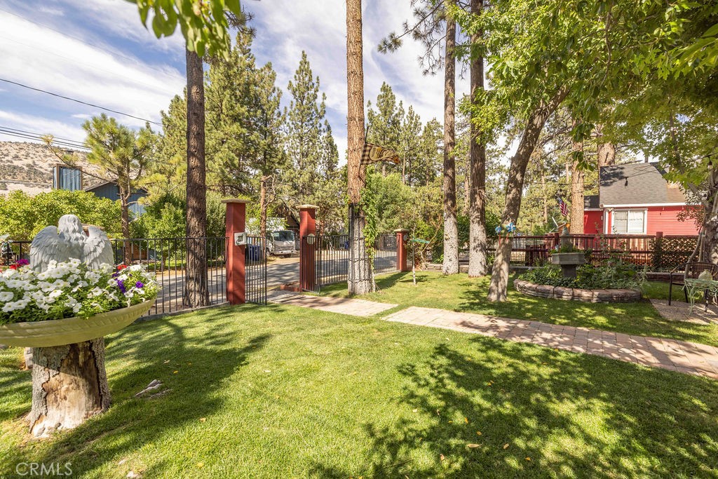 500 E Meadow Property Photo 6